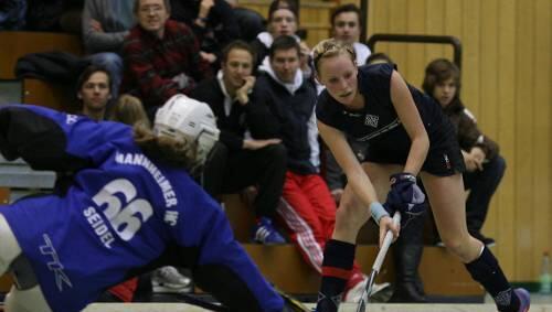 Steuerte zwei Treffer zum 8:3-Heimsieg der HGN gegen den Mannheimer HC bei: Hannah Krüger (rechts). Steuerte zwei Treffer zum 8:3-Heimsieg der HGN gegen den Mannheimer HC bei: Hannah Krüger (rechts).