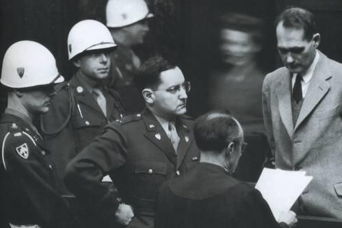 Rudolf Heß wurde in den &bdquo;Nürnberger Prozessen&ldquo; zu lebenslanger Haft verurteilt. Er starb 1987 im Kriegsverbrechergefängnis Spandau, Berlin)
