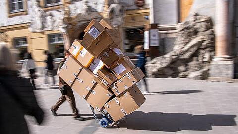Ganz sch&ouml;n viel zu tun: ein Paketbote bei der Arbeit.
