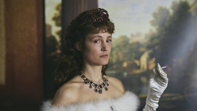 Sie raucht: Vicky Krieps als Kaiserin Elisabeth im Kinofilm &bdquo;Corsage&ldquo;.