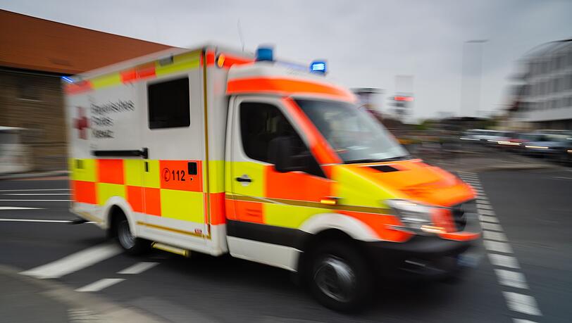 Ein Rettungswagen &uuml;berquerte mit Blaulicht und Martinshorn die Kreuzung, w&auml;hrend der Radlader gr&uuml;n hatte. (Symbolbild)