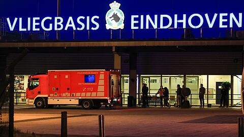 Am Flughafen in Eindhoven warteten bereits Rettungswagen auf die deutschen Passagiere.
