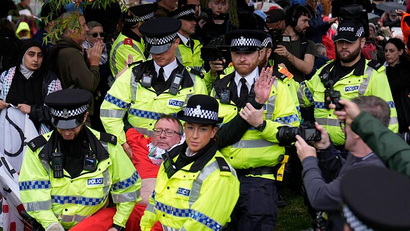 Die Polizei in Liverpool hat Dutzende Demonstranten festgenommen. Die Polizei in Liverpool hat Dutzende Demonstranten festgenommen.