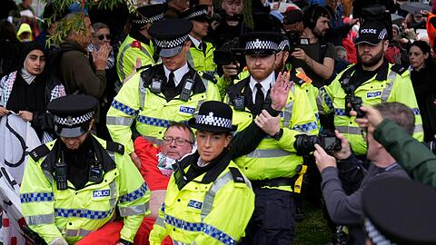 Die Polizei in Liverpool hat Dutzende Demonstranten festgenommen.