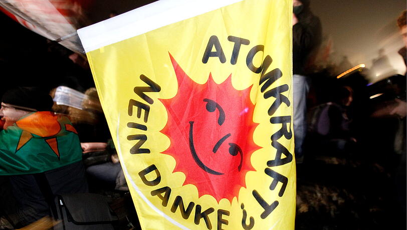 Proteste an den Gleisen: Der Castor-Transport rollt Richtung Osten Proteste an den Gleisen: Der Castor-Transport rollt Richtung Osten