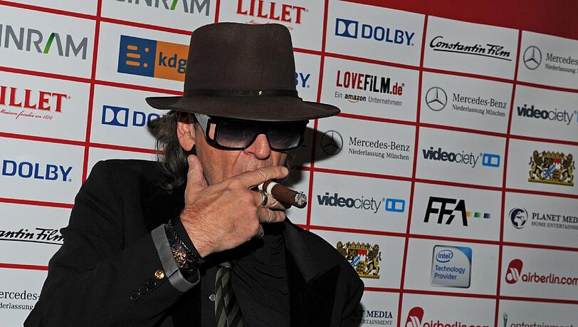 Udo Lindenberg freut sich standesgemäß mit dicker Zigarre gleich über zwei "Video Champions". Udo Lindenberg freut sich standesgemäß mit dicker Zigarre gleich über zwei "Video Champions".