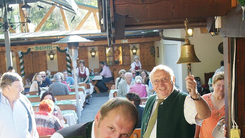 Sohn Roiderer zapft an, der Papa läutet: Die Familie hält zusammen. Sohn Roiderer zapft an, der Papa läutet: Die Familie hält zusammen.