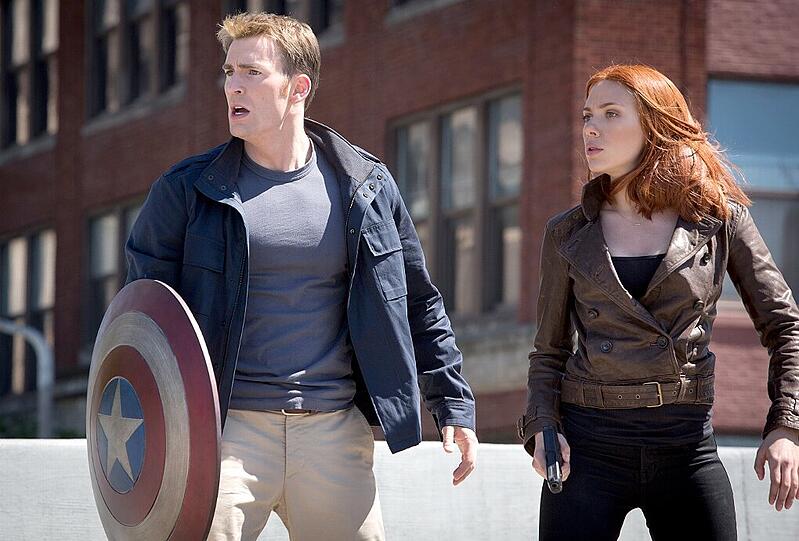 Steve Rogers (Chris Evans) und Natasha Romanoff (Scarlett Johansson) in "Captain America 2: The Return Of The First Avenger".