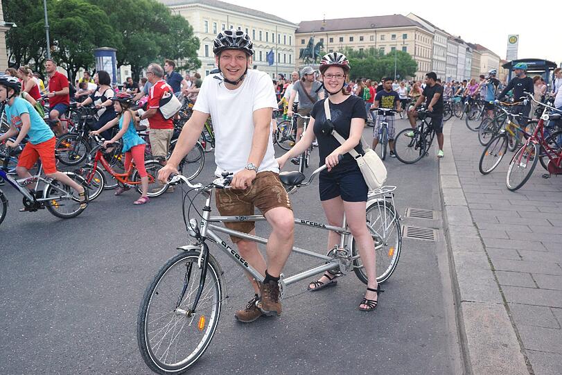 Die Radl-Nacht auf Münchens Straßen war ein voller Erfolg - knapp 8.000 Radfahrer gingen gemeinsam auf Tour durch die Münchener Innenstadt.