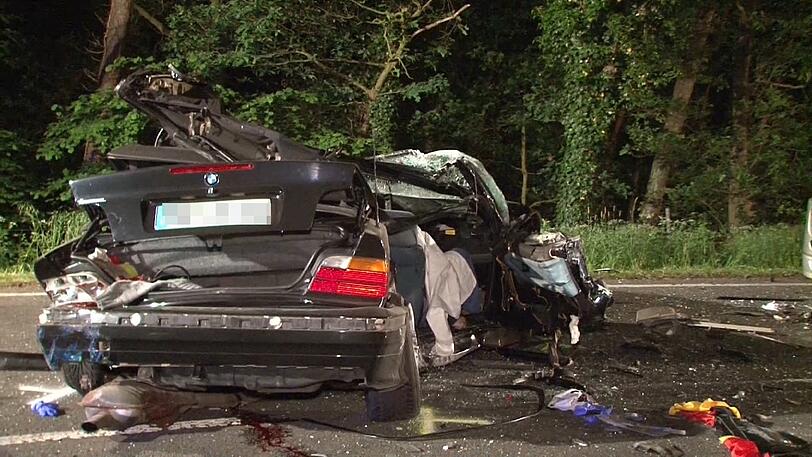 Ein 22-Jähriger, der hinten im Fahrzeug saß, überlebte den Unfall mit schweren Verletzungen.