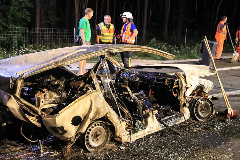 Unfall-Drama auf der A3 bei Nürnberg - Bilder vom Bergungseinsatz.