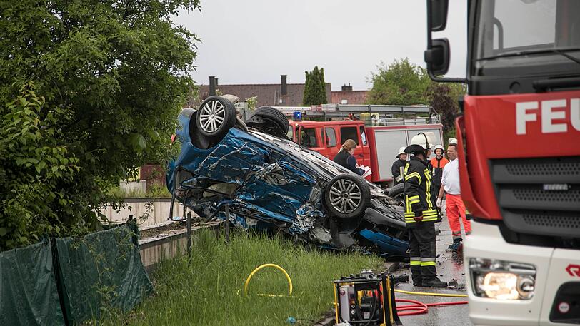 Bei einem Frontalcrash mit einem Lkw kam ein 18-jähriger Autofahrer in Trostberg ums Leben.