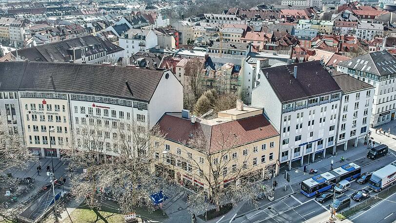 Fußgängern ist es gar nicht aufgefallen, dass das alte Klavier-Hirsch-Haus von der Höhe her aus der Reihe tanzt.