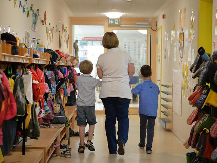Kindergarten in Baden-Württemberg: Je nach Wohnort müssen Eltern jeden Monat mehrere hundert Euro mehr für die Kita-Betreuung ihrer Kinder zahlen.