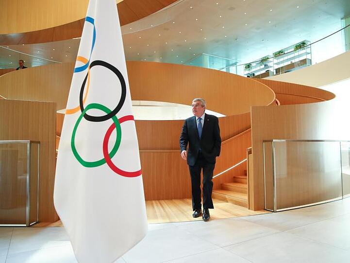 IOC-Präsident Thomas Bach auf dem Weg zu einem Interview.