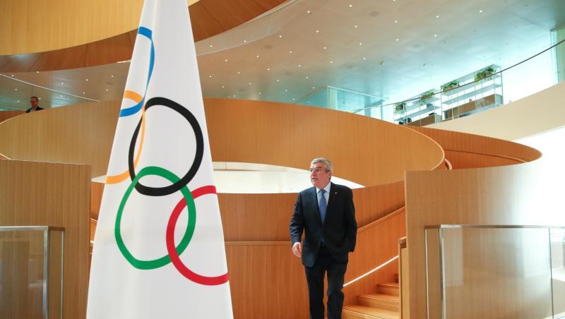IOC-Präsident Thomas Bach auf dem Weg zu einem Interview. IOC-Präsident Thomas Bach auf dem Weg zu einem Interview.