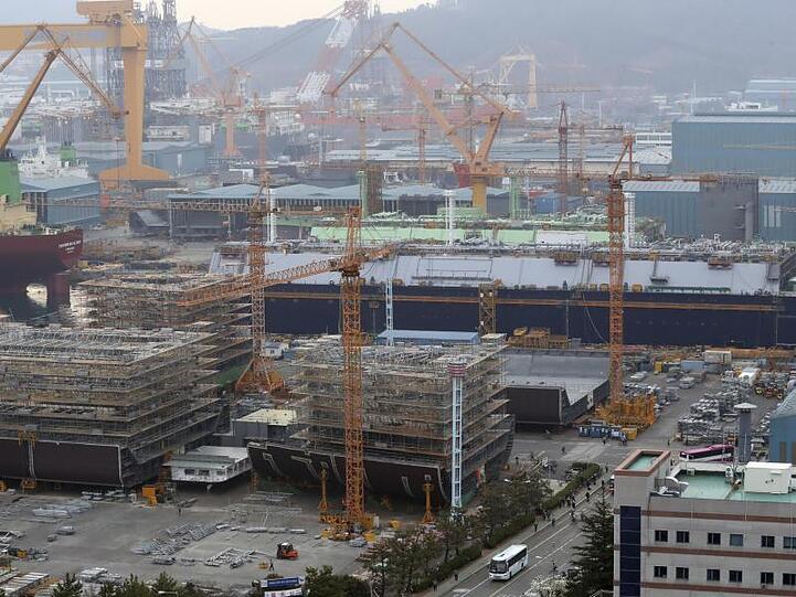 Blick auf die Werft des südkoreanischen Schiffbauer Daewoo Shipbuilding and Marine Engineering in Geoje (Südkorea).