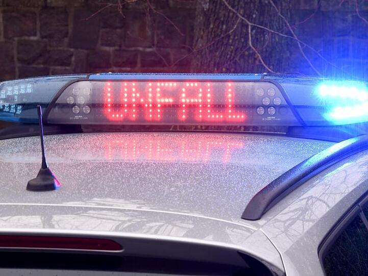 Ein Streifenwagen der Polizei steht mit Blaulicht an einer Unfallstelle. Foto: Carsten Rehder/dpa/Symbolbild