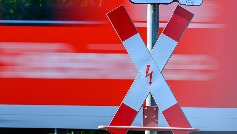 Der Zug rammte den Peugeot frontal und schleuderte den Wagen gegen ein Schalthäuschen neben den Bahngleisen. Der Zug kam kurz vor dem nächsten Bahnübergang zum Stehen.  (Symbolbild)