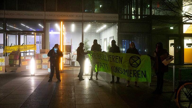 Die Aktivisten hatten ein konsumkritisches Banner dabei. Die Aktivisten hatten ein konsumkritisches Banner dabei.