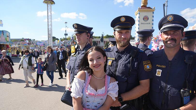 Luise ist mit der ganzen Familie zum Bummel über die Wiesn gekommen. Sie wünscht sich ein Erinnerungsfoto mit der Wiesnstreife.
