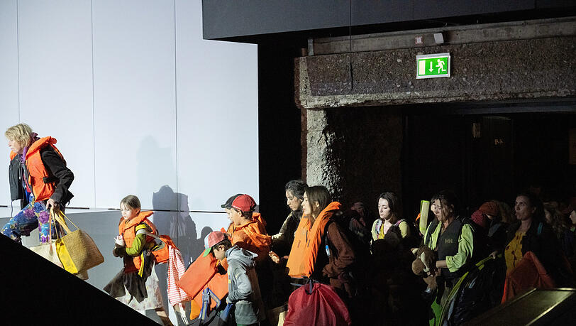 Die Konzertvereinigung Wiener Staatsopernchor und der Kinderchor der Salzburger Festspiele als Migranten in Bohuslav Martinus Oper "The Greek Passion".