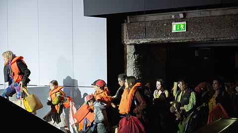 Die Konzertvereinigung Wiener Staatsopernchor und der Kinderchor der Salzburger Festspiele als Migranten in Bohuslav Martinus Oper "The Greek Passion".