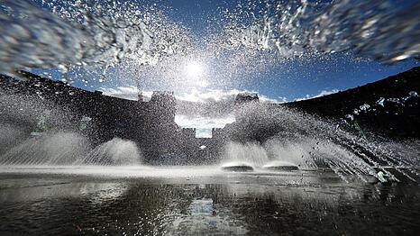 Der Stachusbrunnen ist wunderbar, um sich an heißen Tagen abzukühlen.