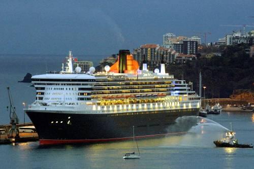 Die Queen Mary 2 läuft in den Hafen von Funchal auf Madeira ein. Mit 345 Metern Länge ist sie das größte Kreuzfahrtschiff der Welt.