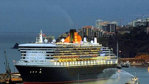 Die Queen Mary 2 läuft in den Hafen von Funchal auf Madeira ein. Mit 345 Metern Länge ist sie das größte Kreuzfahrtschiff der Welt.