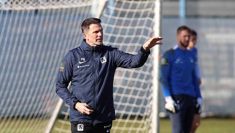Weg mit dir, Leopold! Sechzig-Coach Patrick Glöckner will den Giesinger Hausgeist vertreiben.