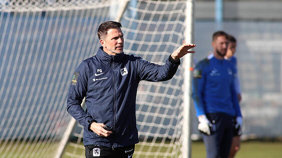 Weg mit dir, Leopold! Sechzig-Coach Patrick Glöckner will den Giesinger Hausgeist vertreiben.