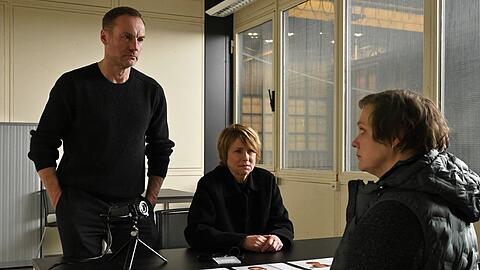 Susanne Bonard (Corinna Harfouch) und Robert Karow (Mark Waschke, li.) befragen Annika Haupt (Annett Sawallisch, re.), die Geliebte des Opfers.