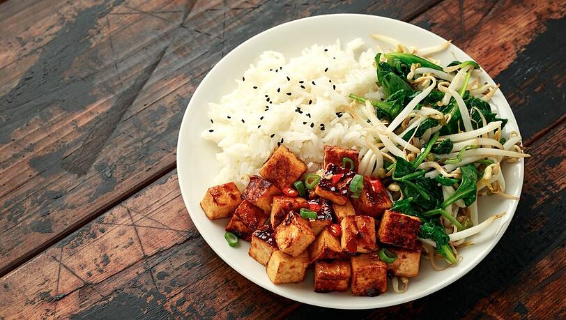 Tofu, Reis, Sprossen und Spinat: Ein ausgewogenes Feierabendgericht. Tofu, Reis, Sprossen und Spinat: Ein ausgewogenes Feierabendgericht.