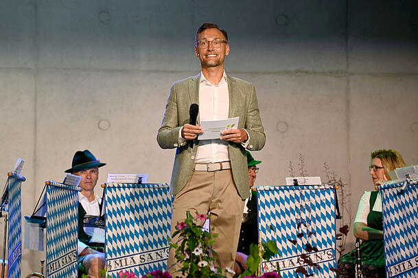 Moderator Thomas Gierling präsentiert den Wiesn-Anstich in den Wildstuben. Moderator Thomas Gierling präsentiert den Wiesn-Anstich in den Wildstuben.