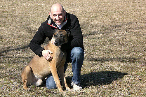 Polizeihauptmeister Klaus Gumbrecht mit &bdquo;Timmi&ldquo; &ndash; der Hund geht in zwei Jahren in Rente.