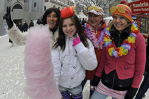 Beim Fasching in München muss man so manches Mal der Kälte trotzen. Nicht selten fällt sogar Schnee.