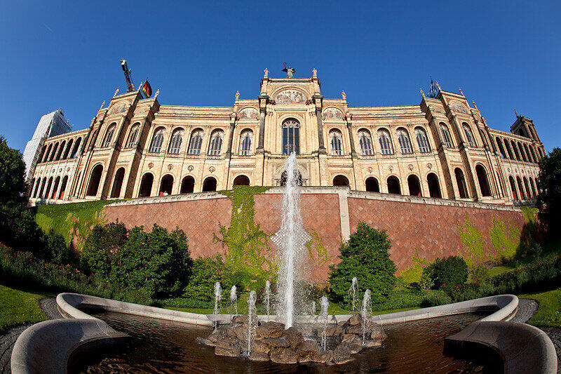 Dinieren und dabei Geschäftspartner kennenlernen. Beim Xing-Event im Maximilianeum ging's gar köngilich zu.