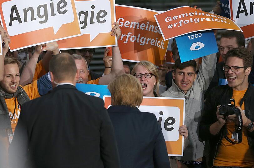 Angela Merkel wird vor dem Fernsehstudio von ihren Anhängern begrüßt.