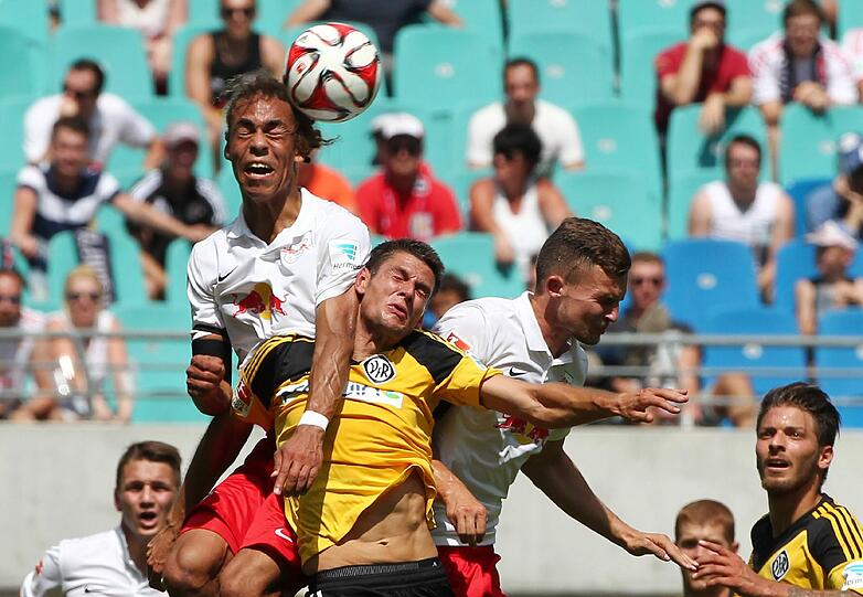Yussuf Poulsen, Andreas Hofman und Denis Thomalla im Duell beim ersten Heimspiel in Liga 2 von RB Leipzig.