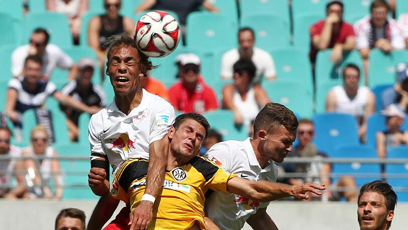 Yussuf Poulsen, Andreas Hofman und Denis Thomalla im Duell beim ersten Heimspiel in Liga 2 von RB Leipzig. Yussuf Poulsen, Andreas Hofman und Denis Thomalla im Duell beim ersten Heimspiel in Liga 2 von RB Leipzig.