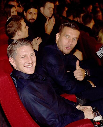 Bastian Schweinsteiger und Lukas Podolski schauen sich den Film "Die Mannschaft" an.