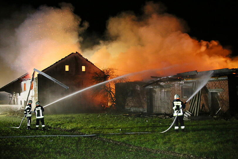 Scheunenbrand in Litlbach. Die Bilder vom Feuerwehreinsatz.