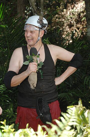 Rolfe freut sich, die gute Nachricht im Camp zu verkünden.