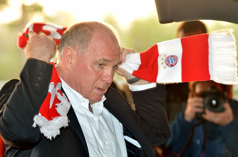 Bis Uli Hoeneß bei den Bayern-Profis wieder auf der Tribüne der Allianz Arena sitzt, wird es wohl noch eine Weile dauern. (Archivbild)