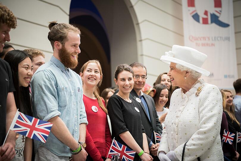 Die Queen begeistert bei ihrem Staatsbesuch in Berlin am Mittwoch die Massen. Die Bilder des Tages.