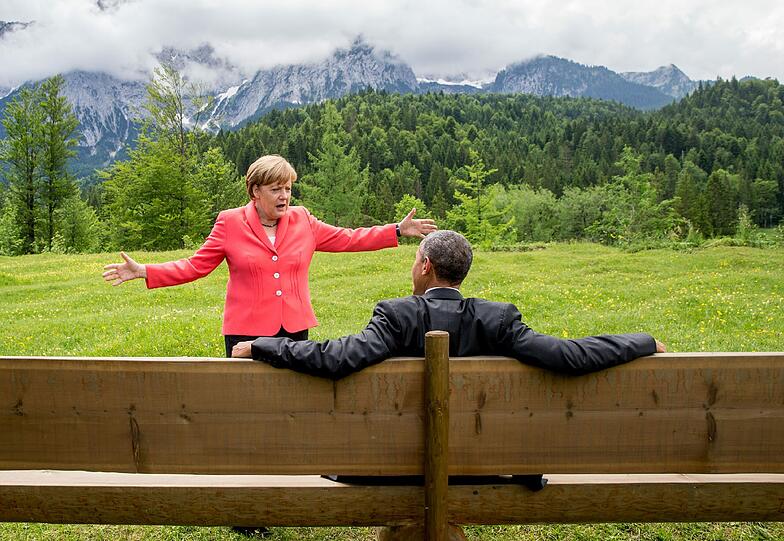 Die Staats- und Regierungschefs der sieben führenden westlichen Industrieländer treffen sich unter Merkels Führung zum G7-Gipfel auf Schloss Elmau in Bayern. Themen sind vor allem der Klimaschutz und der Ukraine-Konflikt.