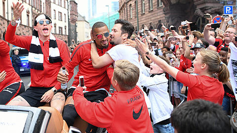 So ließ sich Kevin-Prince Boateng nach dem Pokalsieg von den Eintracht-Fans feiern.