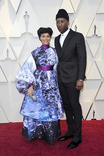 Top und Flop: Mahershala Ali setzt mit seiner Mütze ein cooles Statement. Doch das Kleid seiner Partnerin Amatus Sami-Karim sieht aus wie die gedruckte Galaxie.