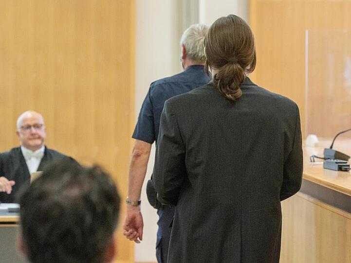 Der Angeklagte (r) geht in den Verhandlungssaal des Landgerichts. Acht Jahre nach dem gewaltsamen Tod von Maria Baumer hat der Mordprozess gegen ihren Verlobten begonnen.